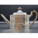 An Irish George III silver teapot, 512g all in, 17.5cm high.