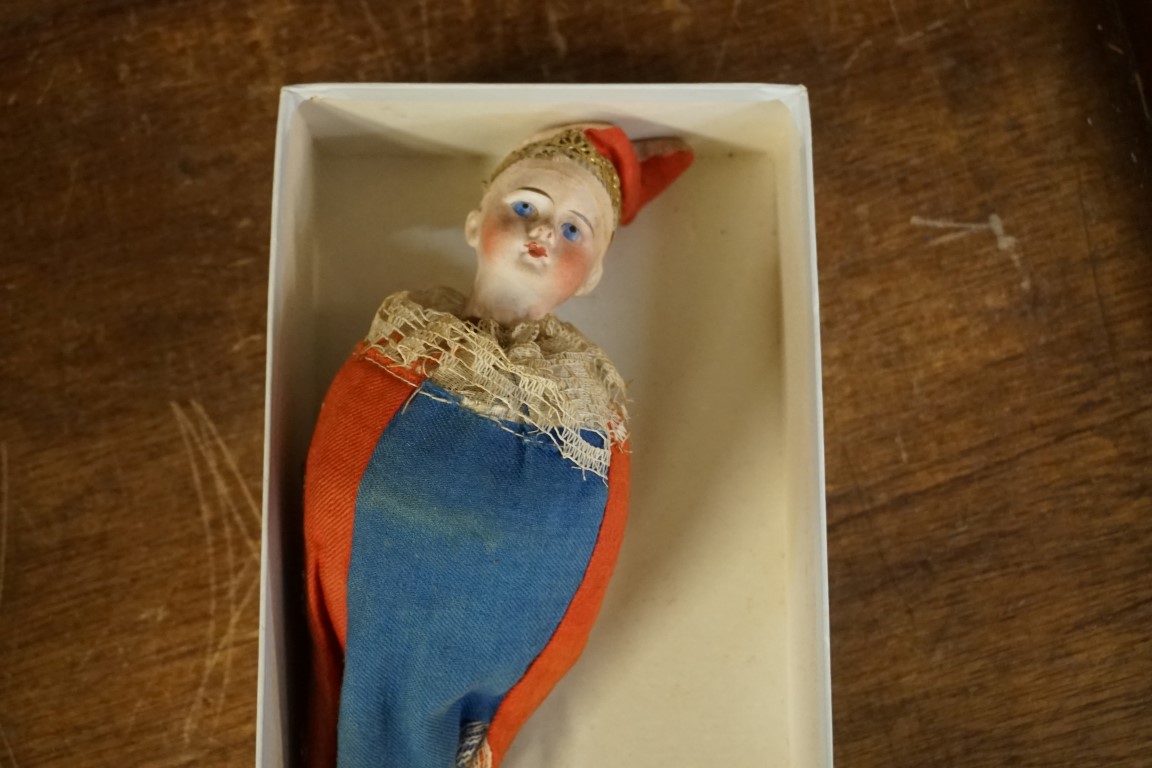 An early 20th century bisque head musical rattle doll, in blue and red jester costume, head - Bild 2 aus 4