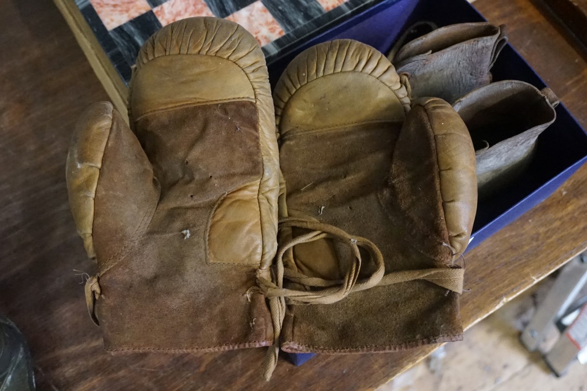 An antique pair of child's leather rugby boots; together with a similar pair of boxing gloves. - Bild 2 aus 3