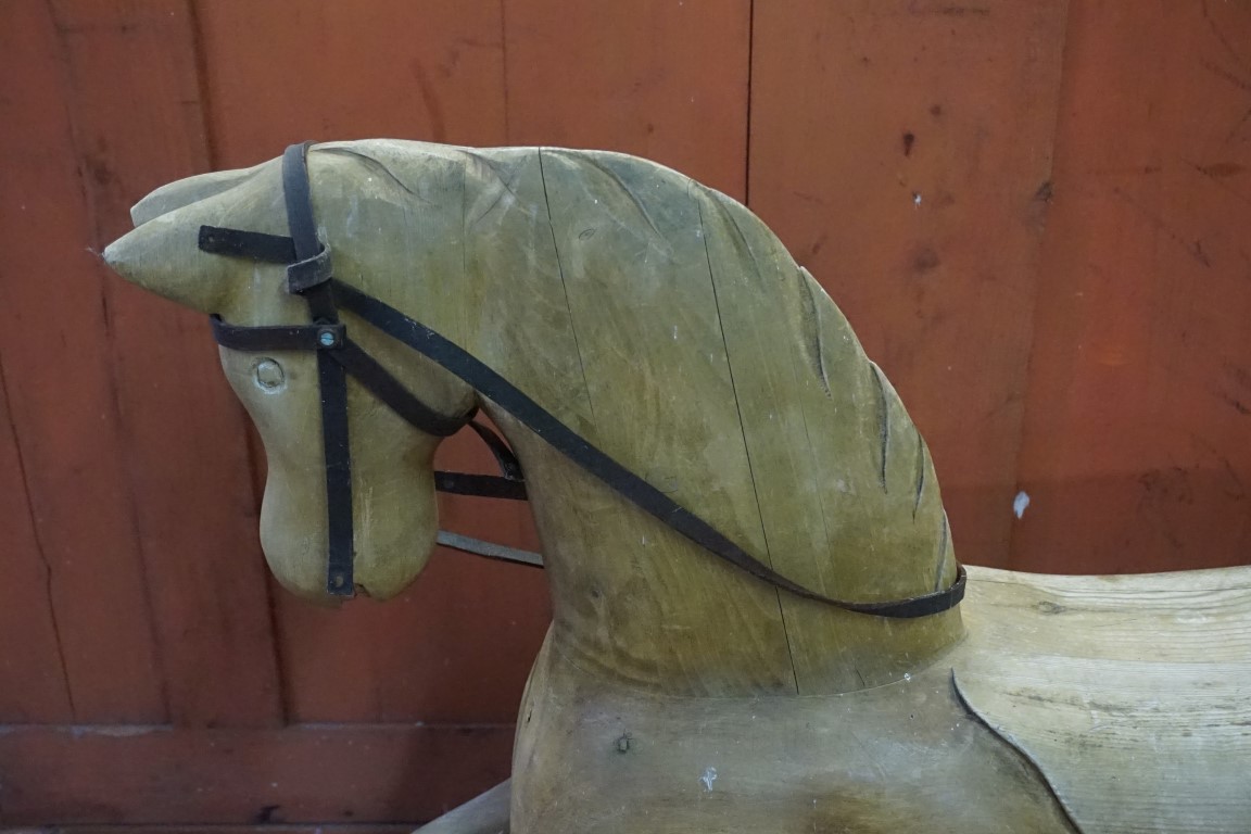 An antique Folk Art style rocking horse, 150cm long. - Bild 2 aus 3