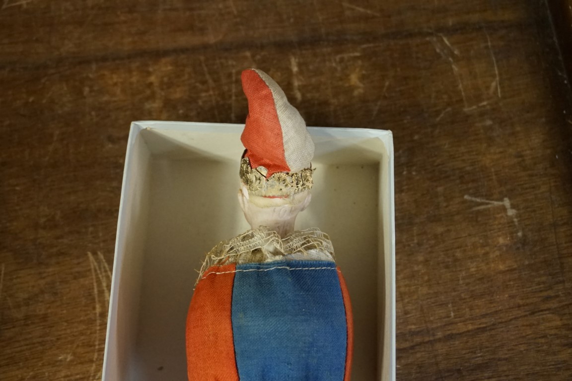 An early 20th century bisque head musical rattle doll, in blue and red jester costume, head - Bild 3 aus 4