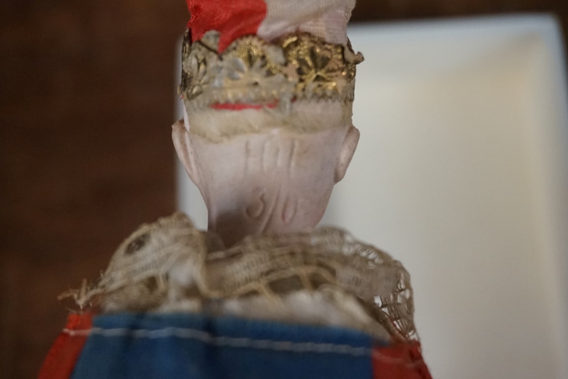 An early 20th century bisque head musical rattle doll, in blue and red jester costume, head - Bild 4 aus 4