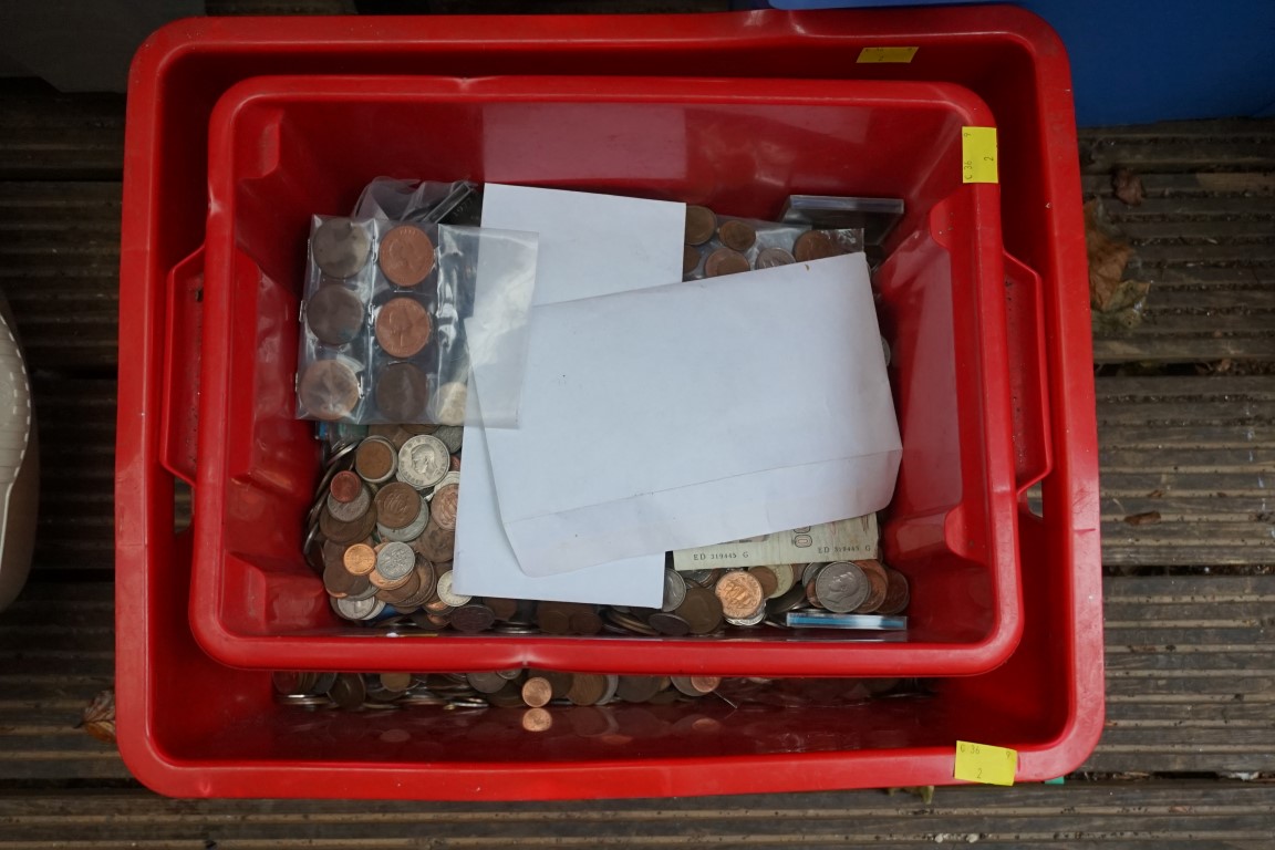 A large quantity of coins, mostly UK.