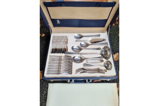 A cased Offenbach Solingen cutlery set.