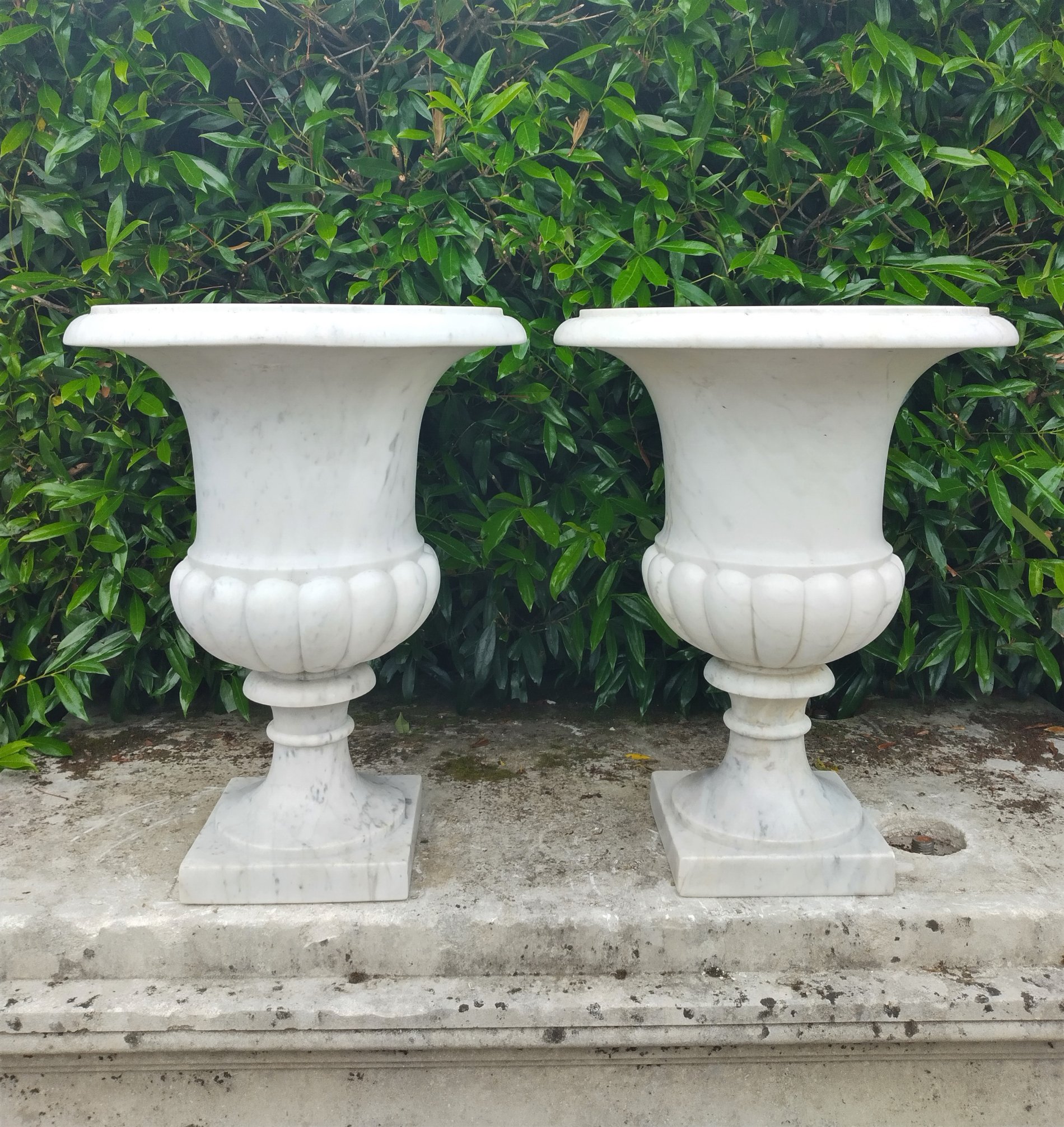 A similar pair of carved white marble urns - Bild 2 aus 2