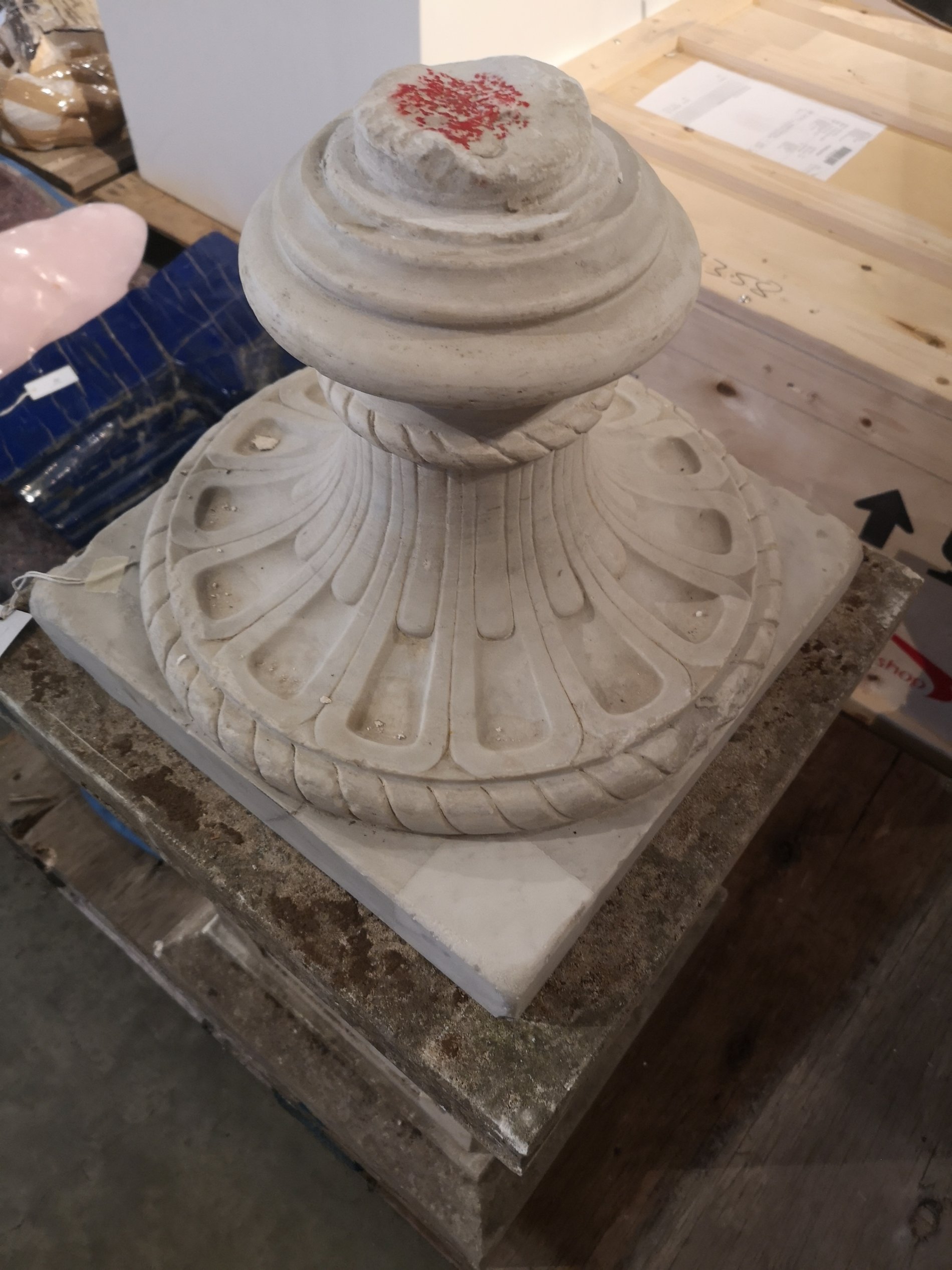 A pair of carved white marble urns - Bild 4 aus 4