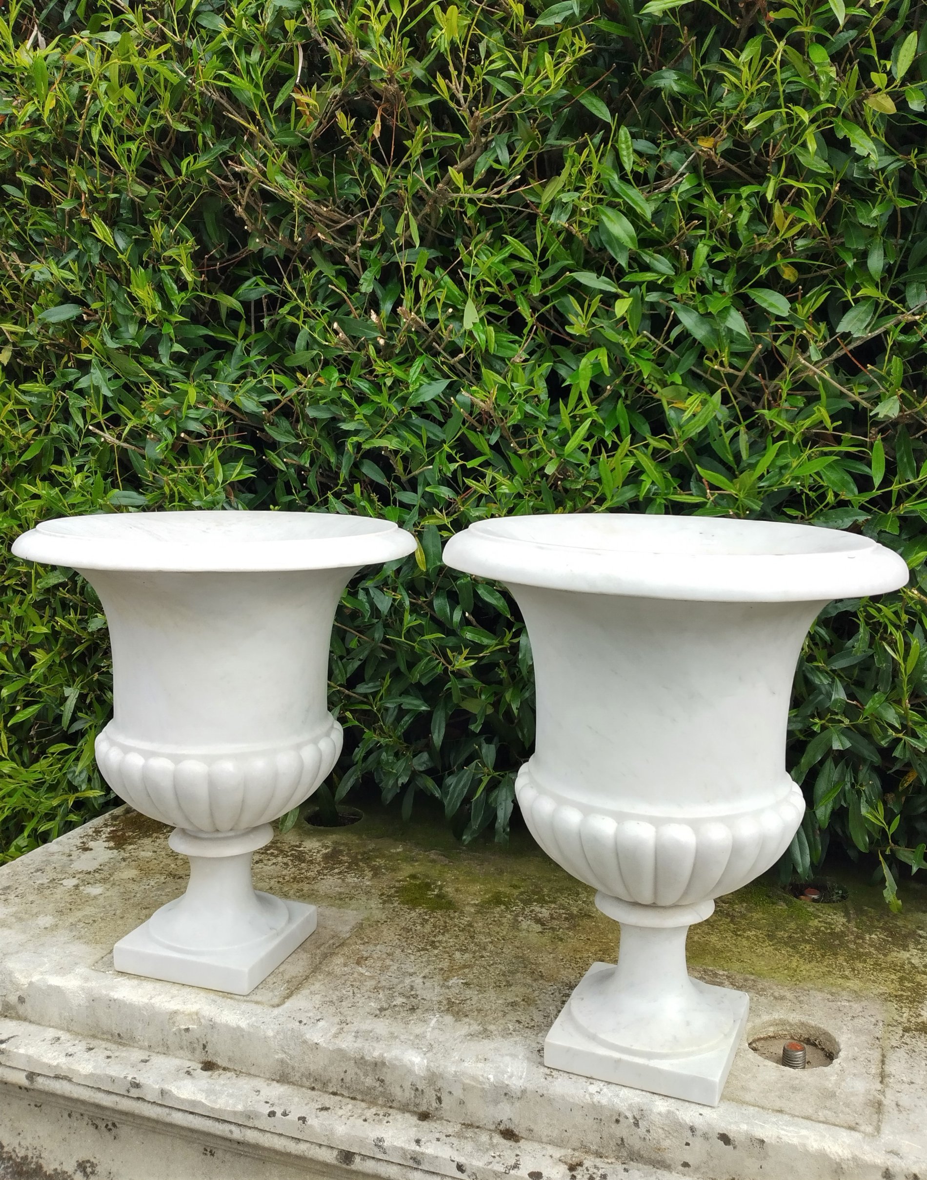 A pair of carved white marble urns - Bild 3 aus 3