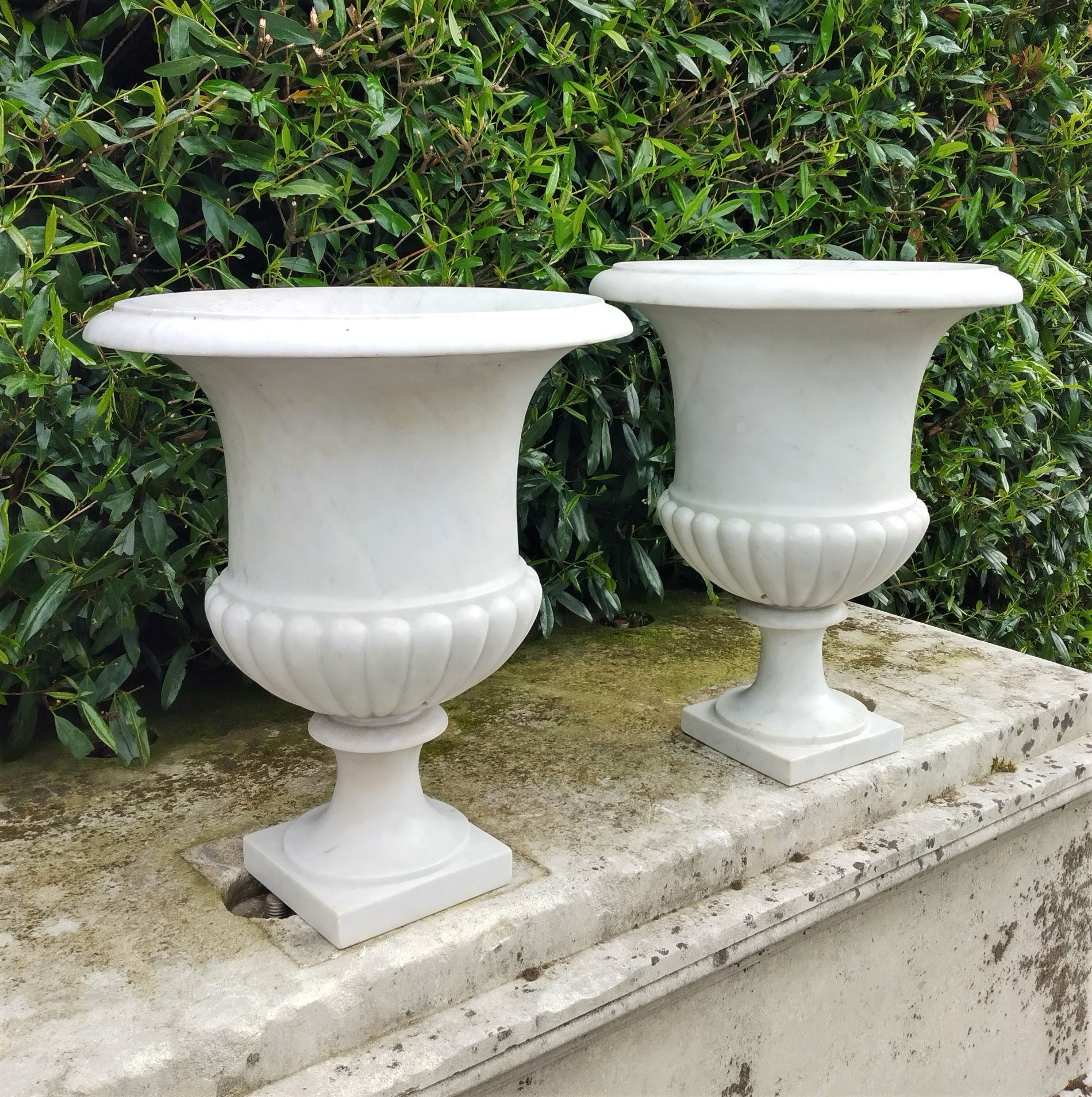 A pair of carved white marble urns - Bild 2 aus 3