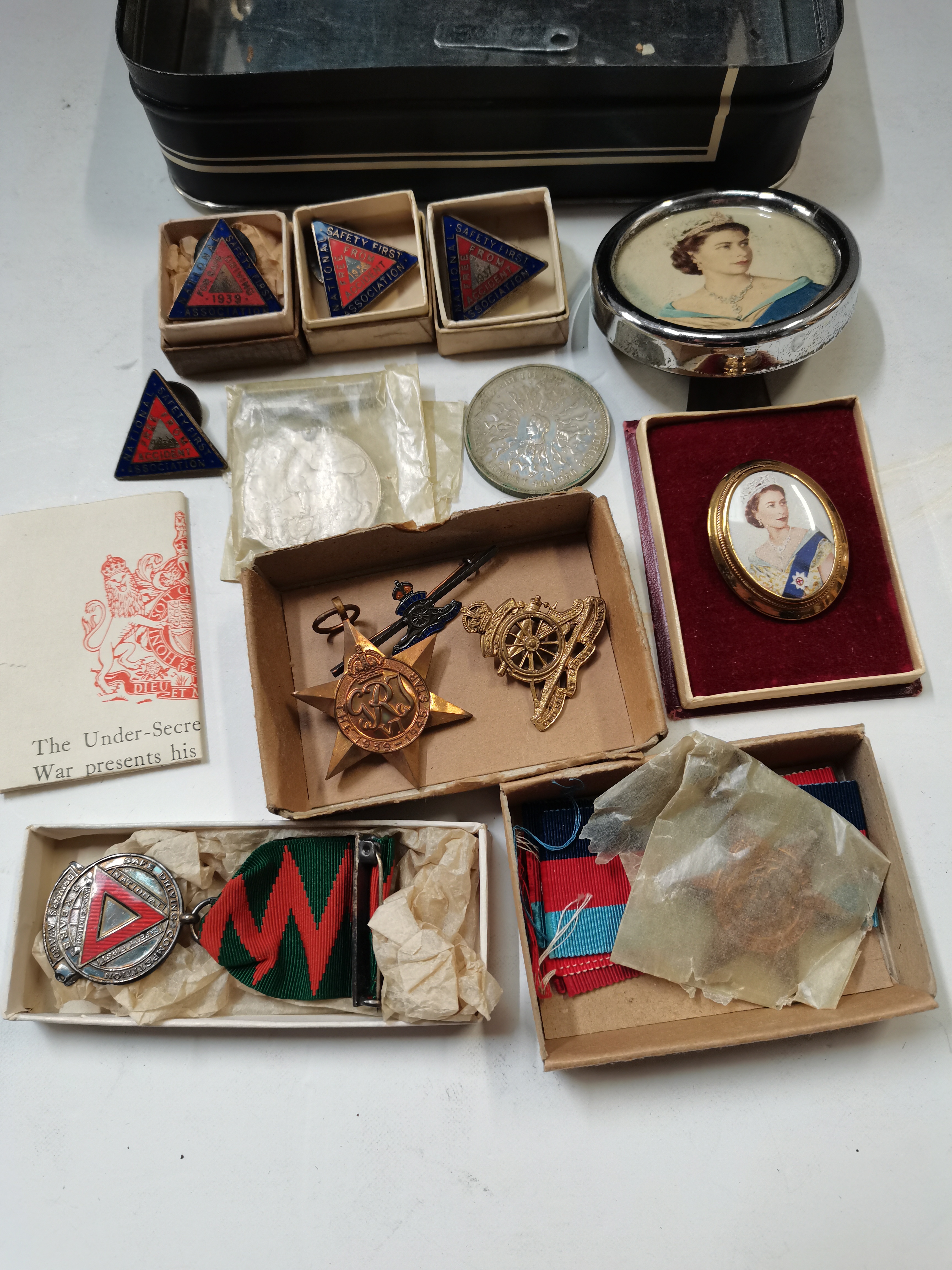 Box of assorted medals, badges and broach of QE2 - Image 2 of 2