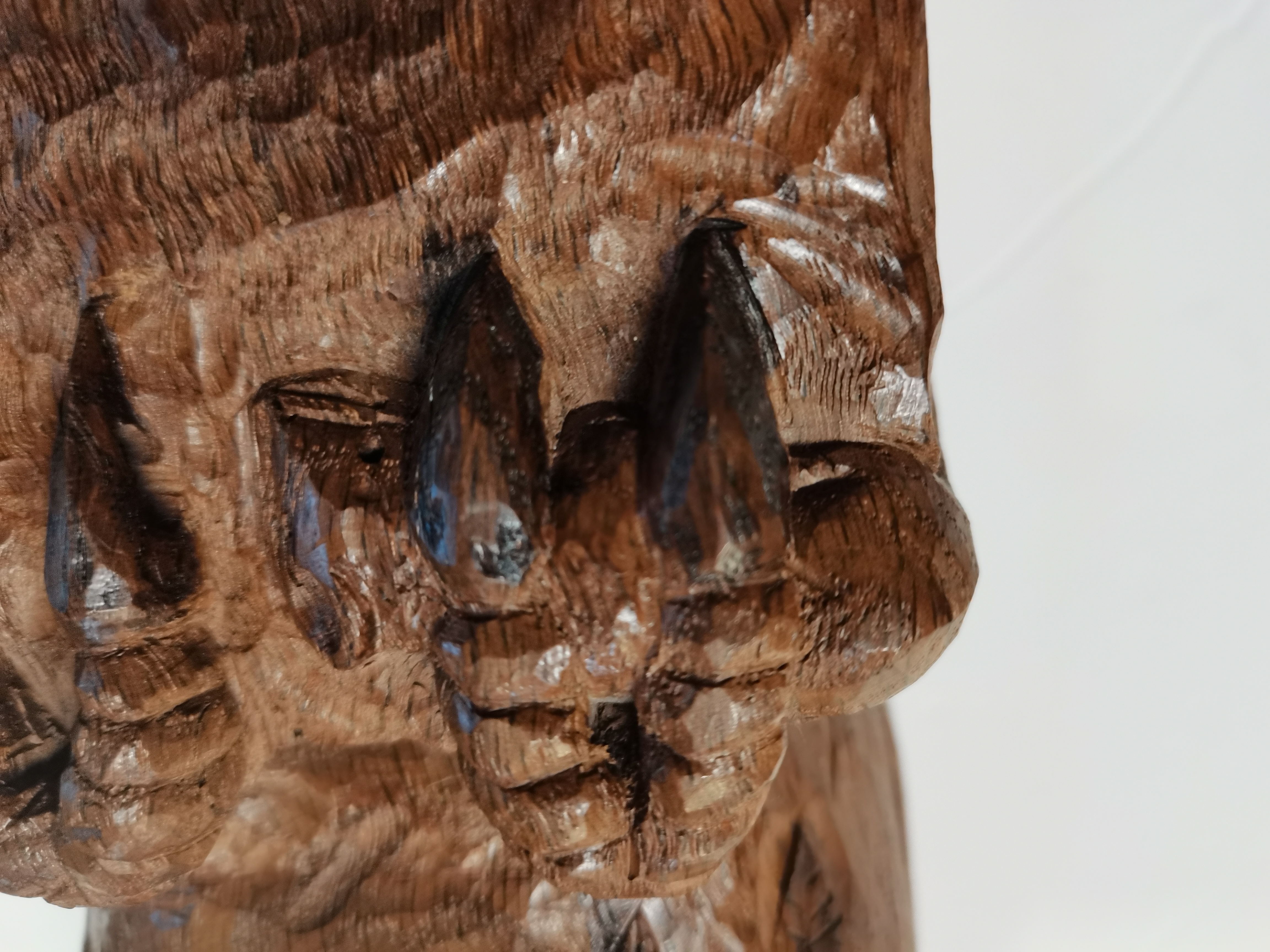 Early Mouseman - (possibly Stan Dodds) carved Oak Owl with mouse in its talons 33cm - Image 12 of 12