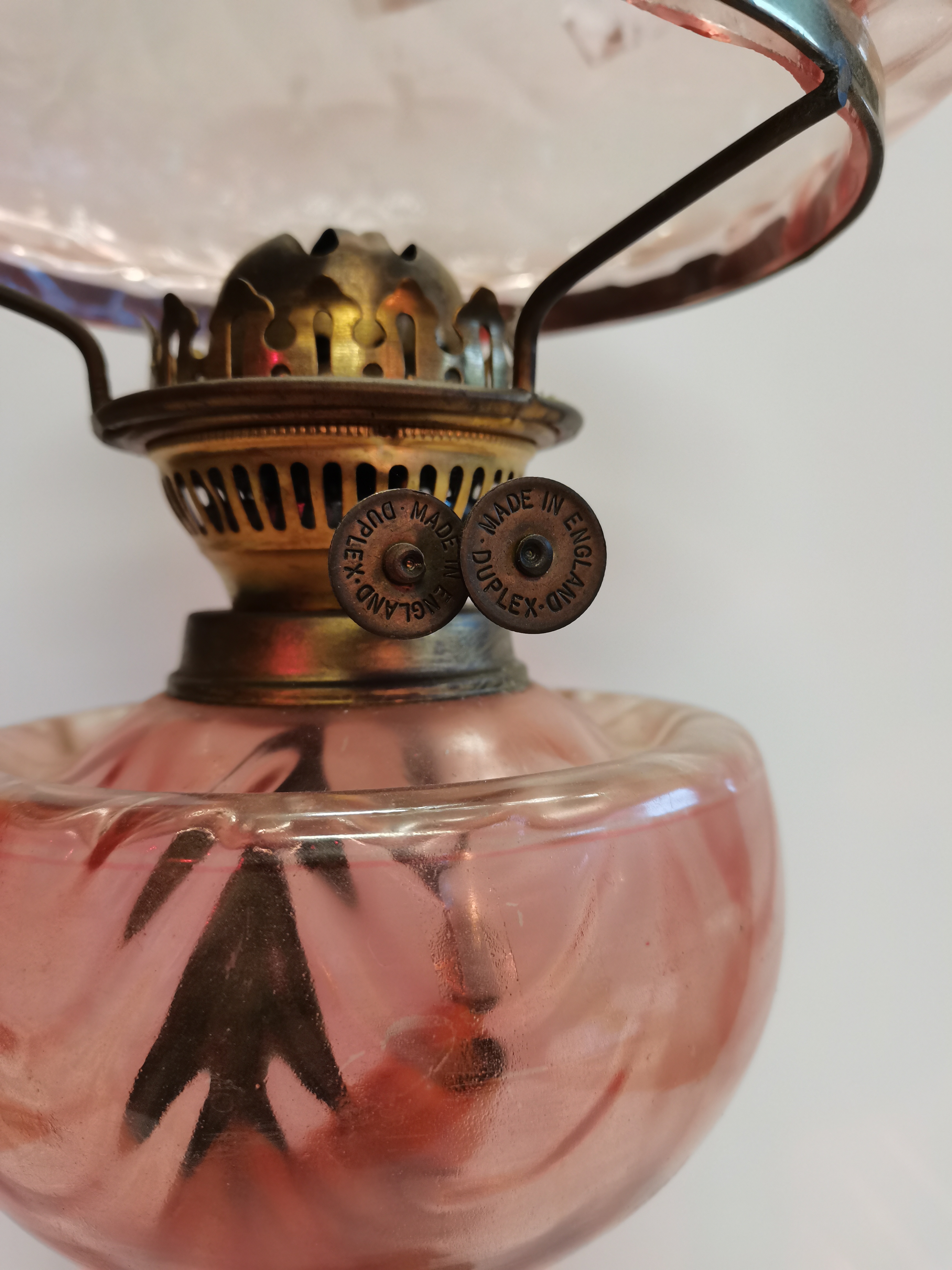 Large Brass and Pink Glass Oil Lamp - Bild 4 aus 4