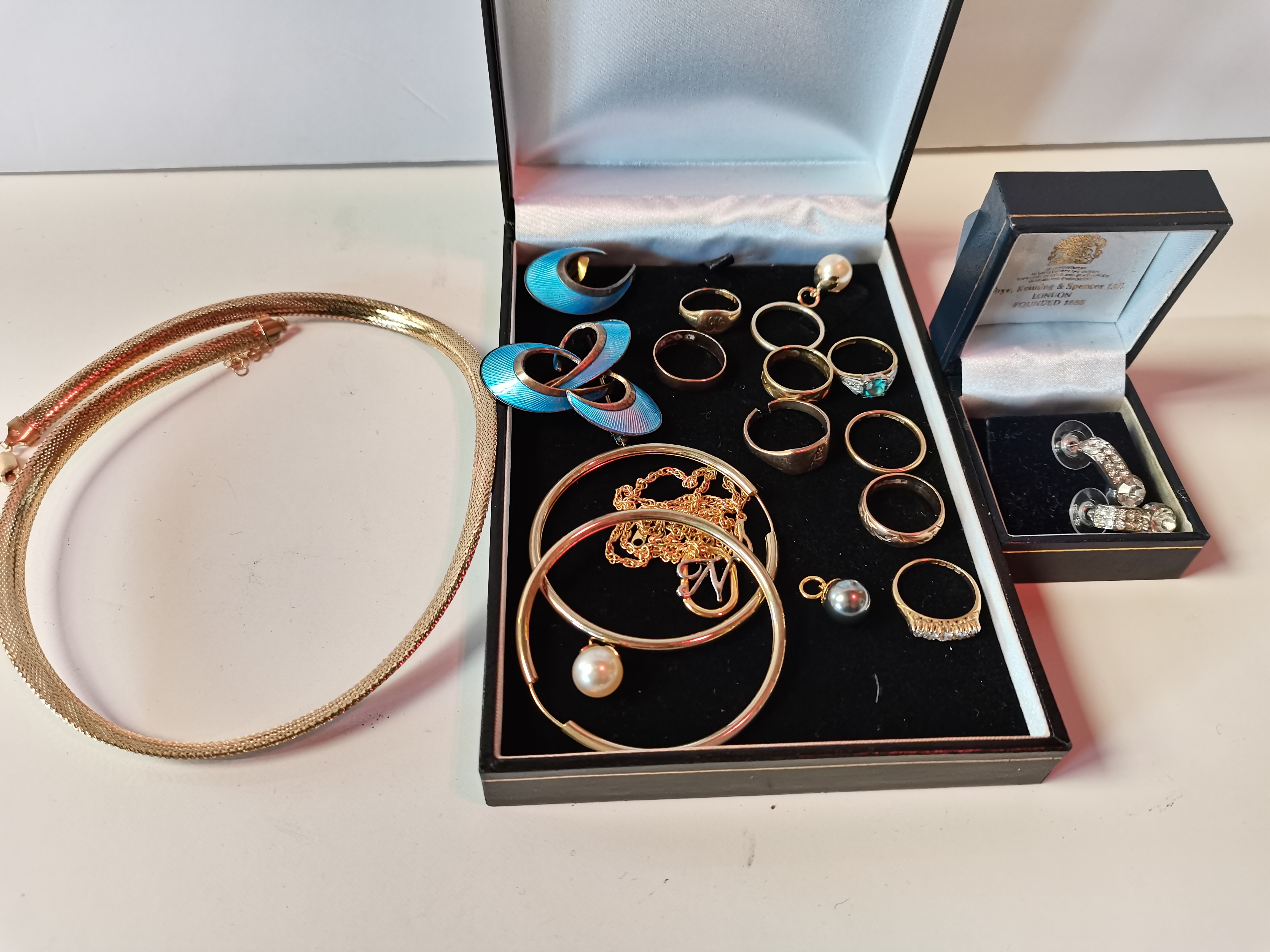 Misc. gold items : 375 gold necklace rings etc 23g 22ct ring 2g 2 x 18k rings3g
