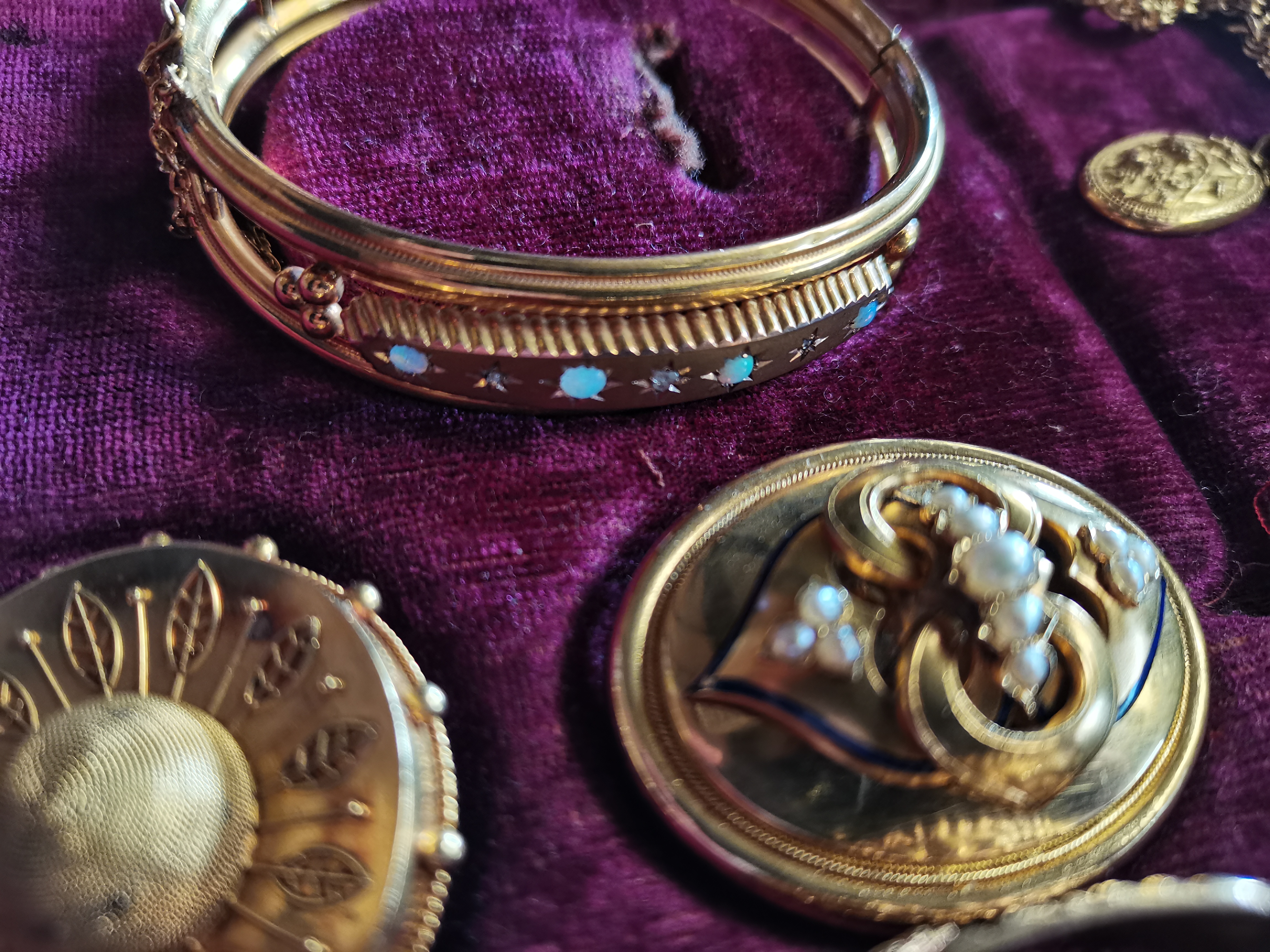 Gold costume set : Brooch 2 x bracelets, earrings, necklace etc 115g - Image 4 of 19