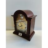 Hermle traditional bracket style Westminster chime mantel clock with key. 25.5 x 21.5 x 14cm