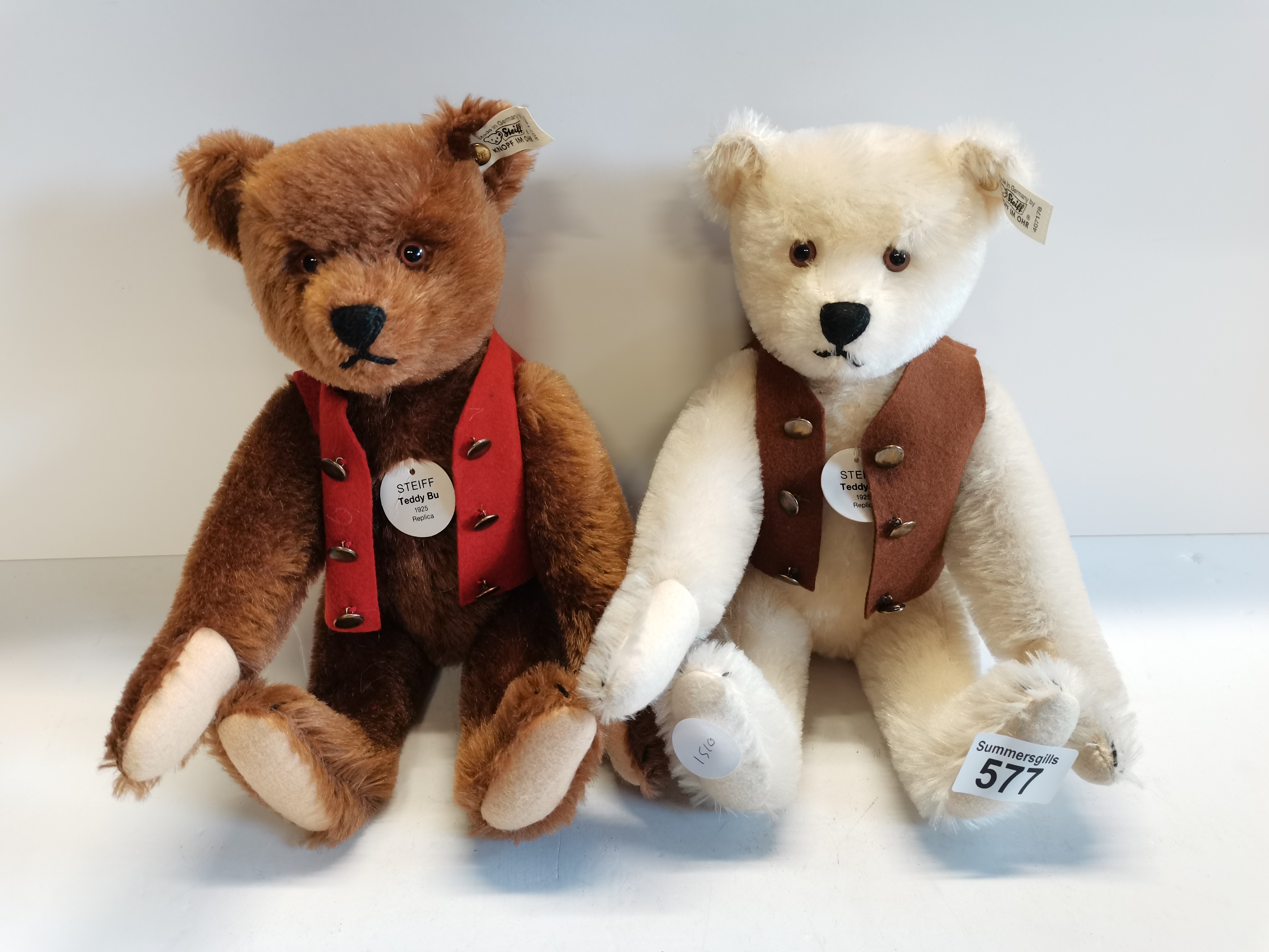 x2 Steiff Teddy Boo Bears Brown No 00747 and White No 01003. In box, condition as new