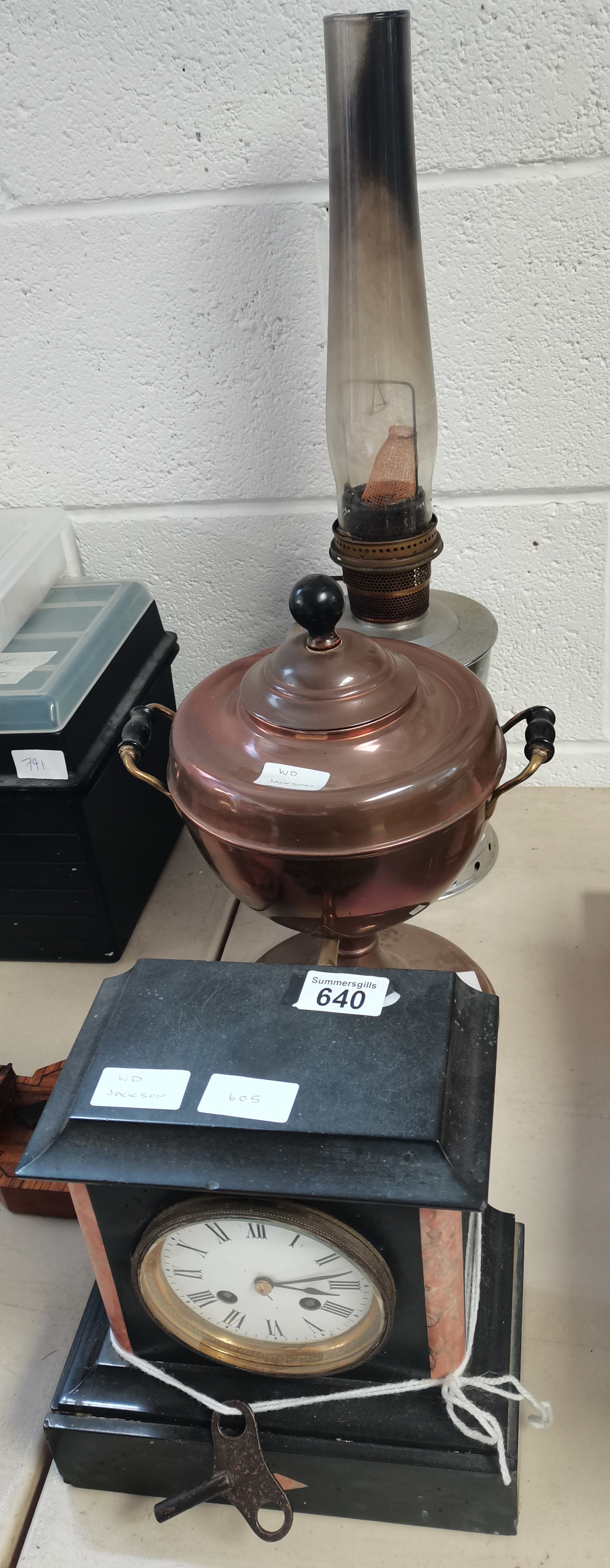 Slate mantle clock, copper urn and oil lamp - Image 2 of 2