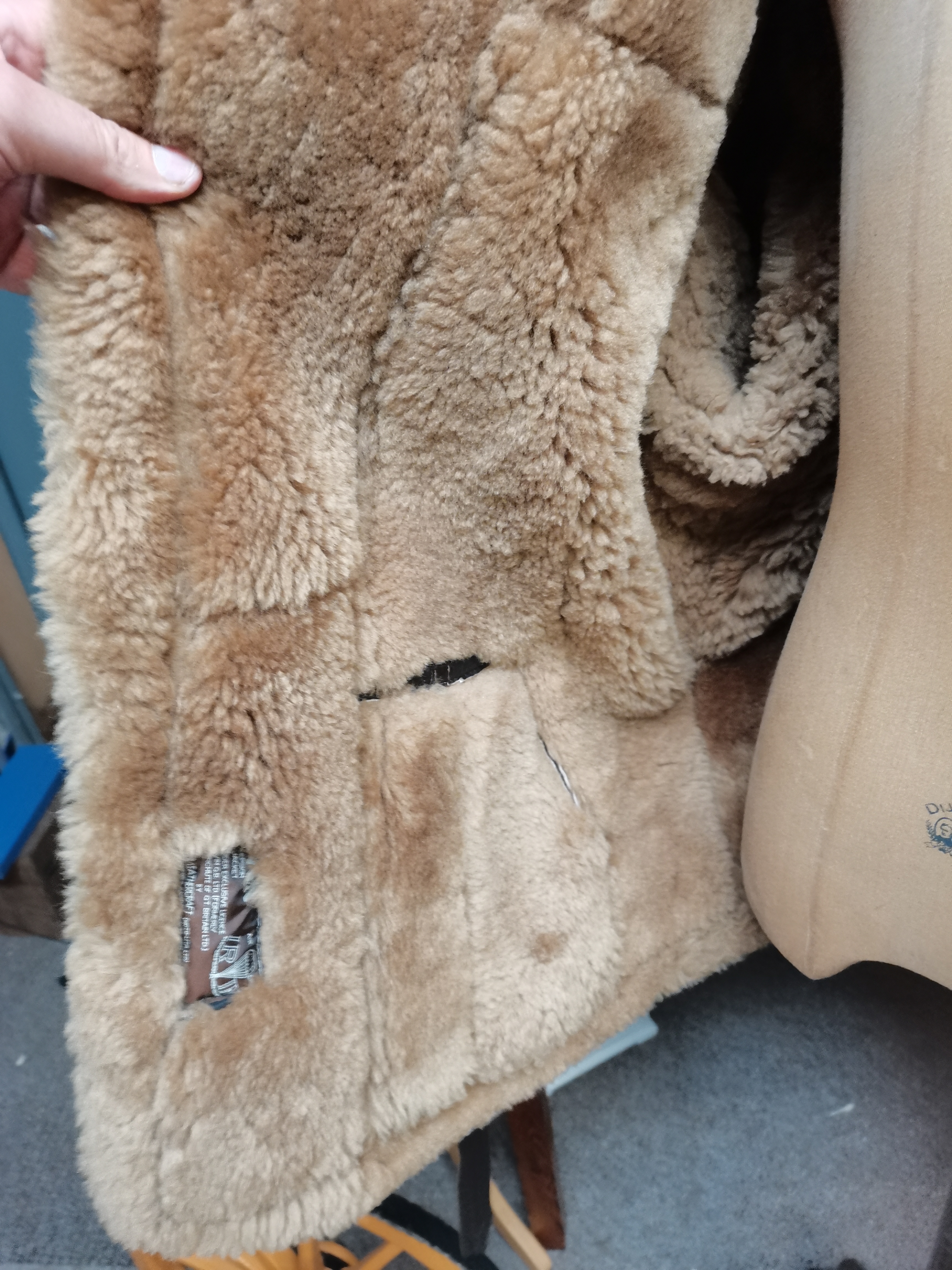 Original "Irvin" RAF Sheepskin flying jacket in size L ( 46 ). This is in excellent condition and - Image 5 of 8
