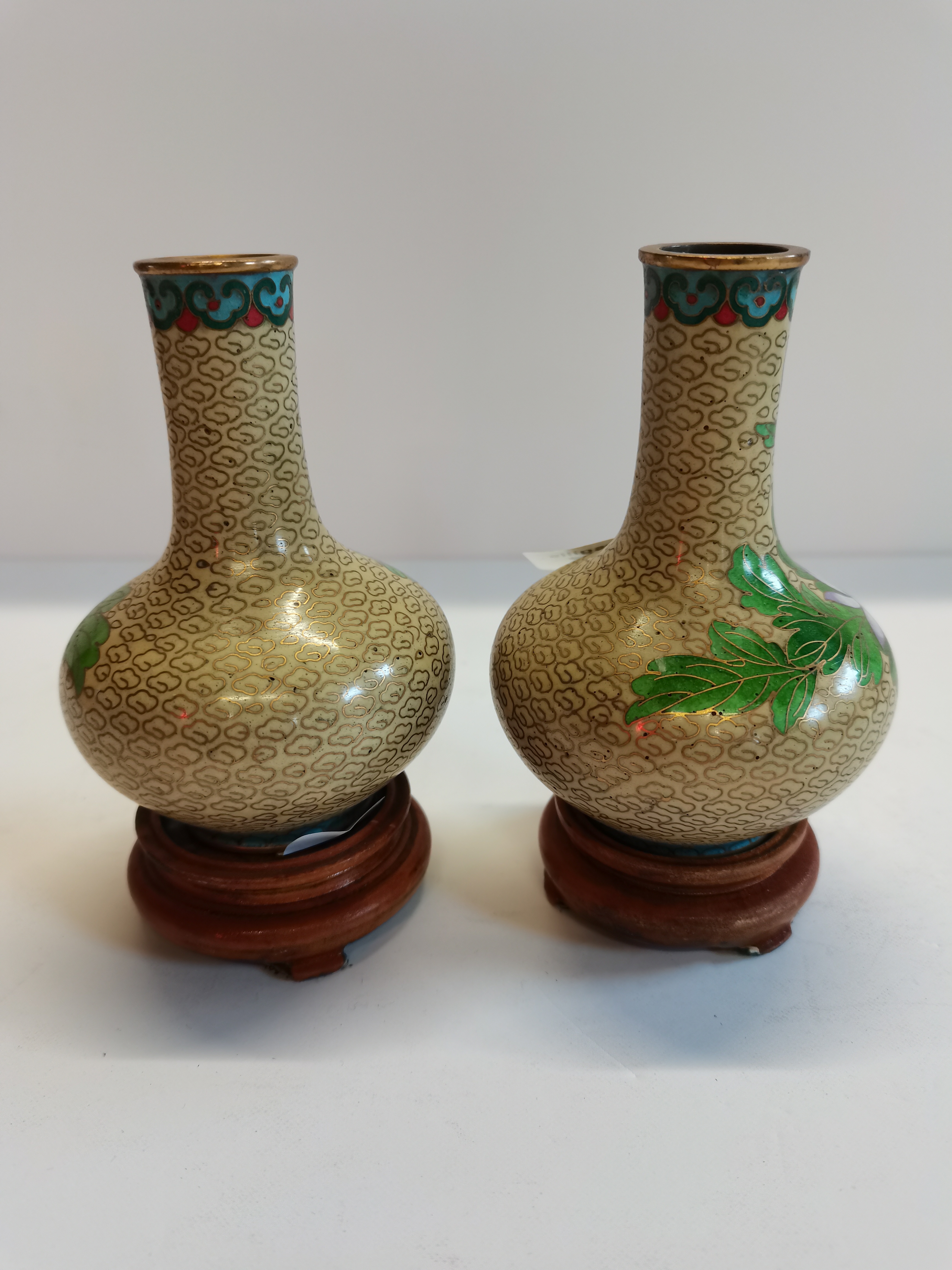 A pair of Chinese flower Cloisonné 10cm vases - Image 3 of 4