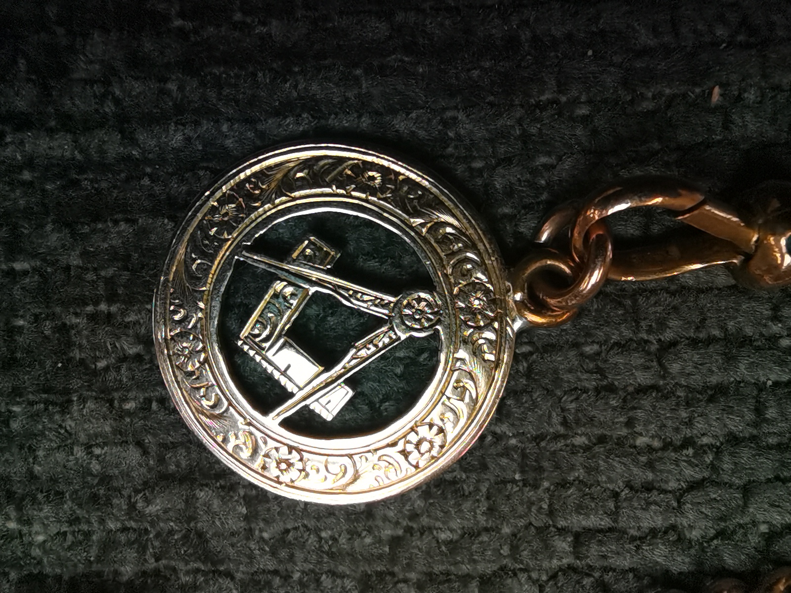 9ct Gold watch chain 30.8grams with Freemasons Masonic Pendant - Image 4 of 5
