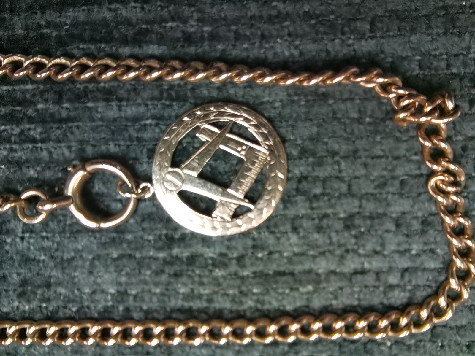 9ct Gold watch chain 30.8grams with Freemasons Masonic Pendant - Image 3 of 5