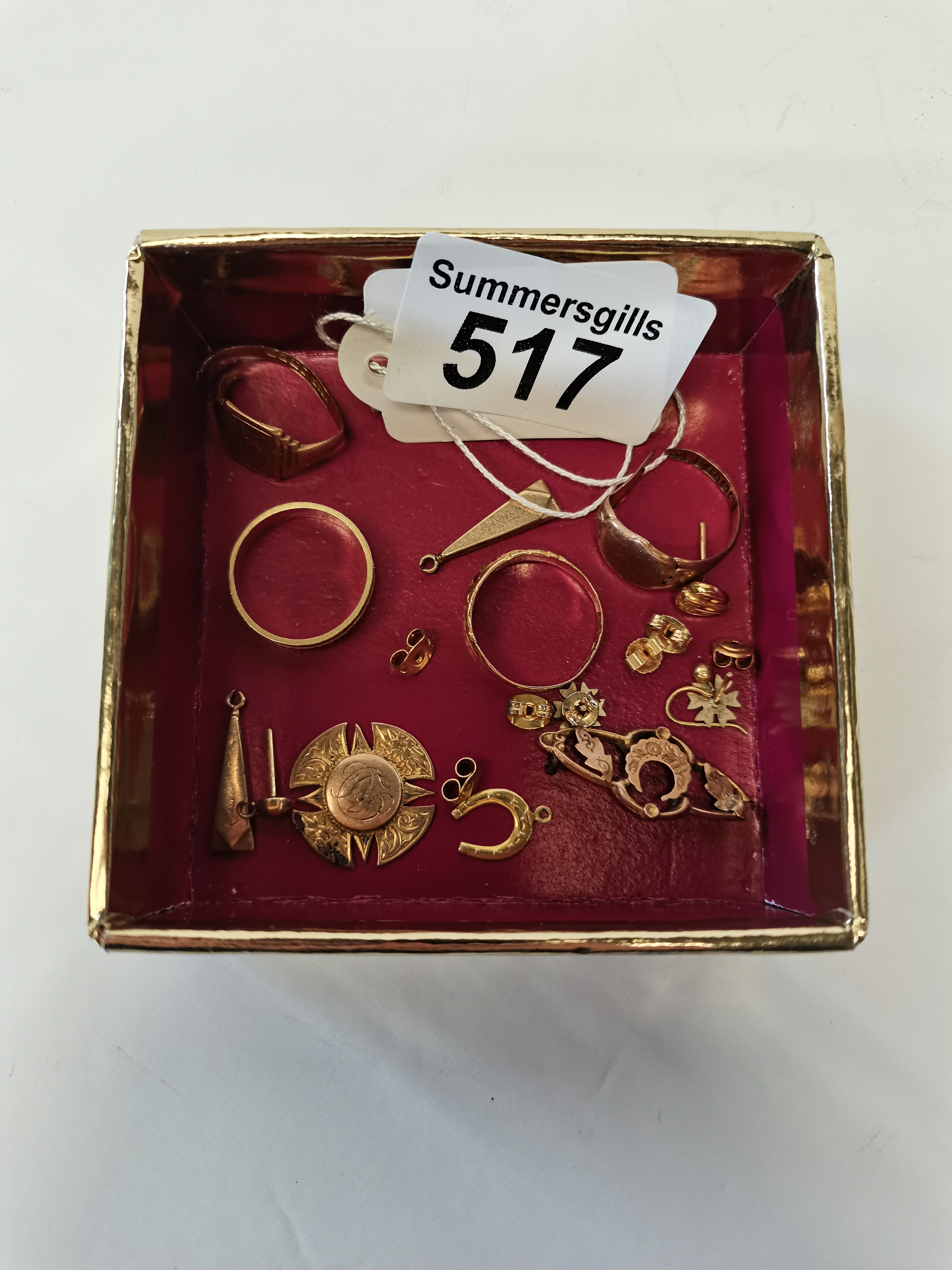 Various gold items including rings, earrings etc 19 grams