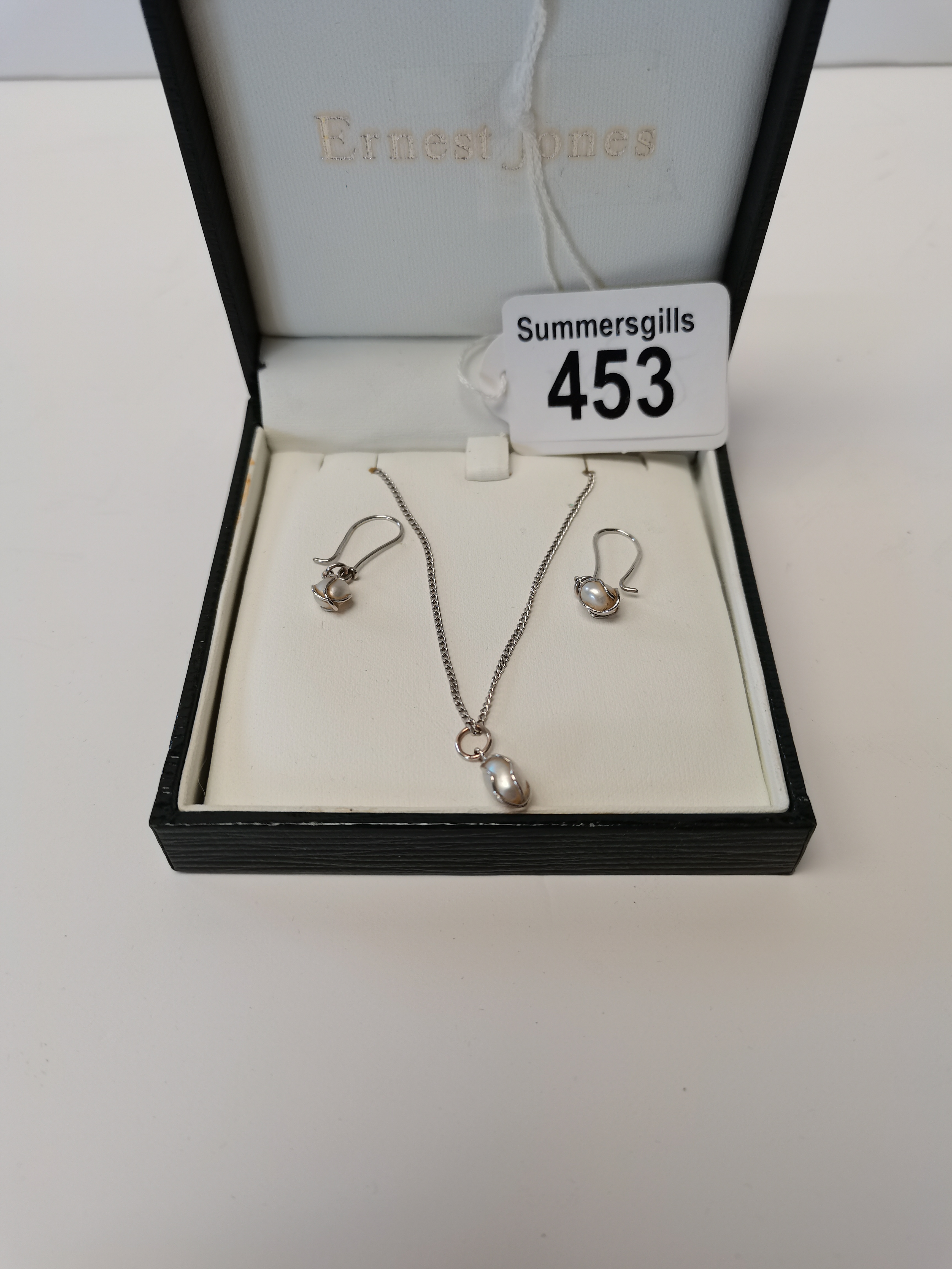 18ct White gold cultured freshwater pearl in cage earrings 1.5grams and 18ct white gold pendant