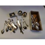 5 x London silver table spoons 300g, a pair of Che