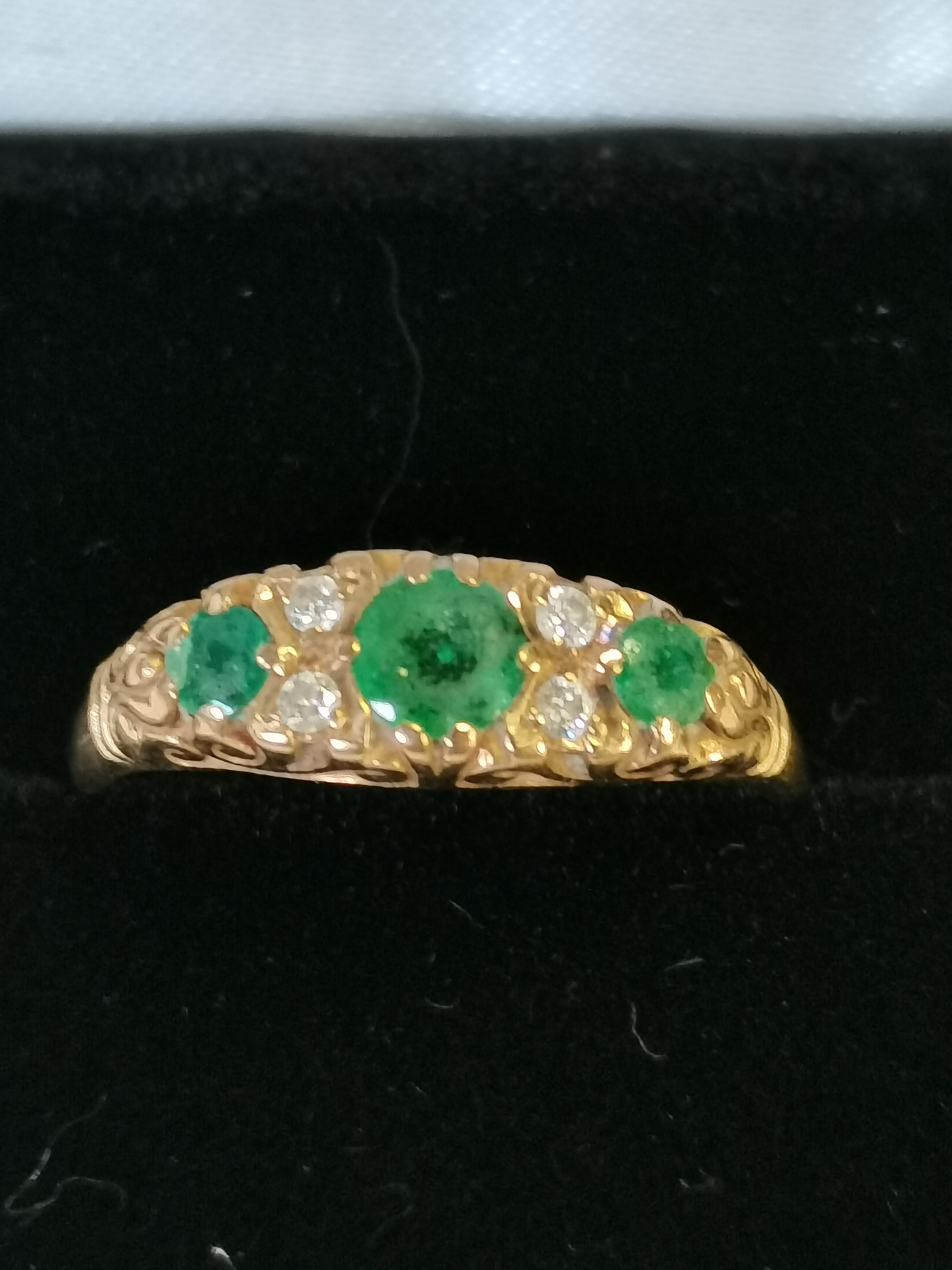 Gold and Emerald ring 2grams size T - Image 4 of 4