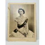 Dorothy Wilding Photo No 01595YJ Of Queen Elizabeth II 1953 signed by QEII. W27.5cm x H36.5 Good