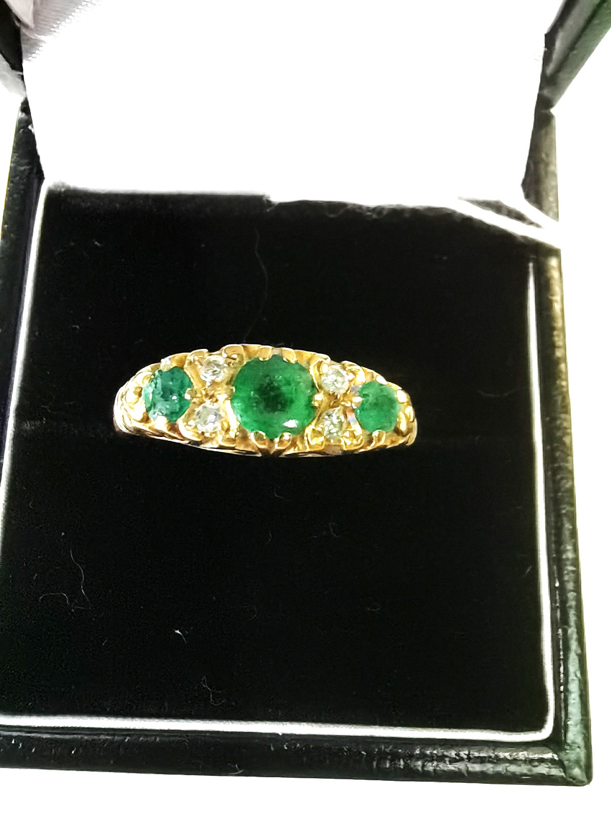 Gold and Emerald ring 2grams size T - Image 3 of 4
