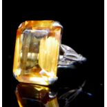 A 9CT GOLD, EMERALD CUT YELLOW SAPPHIRE RING. (approx 27ct, size O)