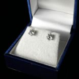 A PAIR OF 18CT WHITE GOLD AND ROUND BRILLIANT CUT DIAMOND STUDS Four claw setting, complete with WGI