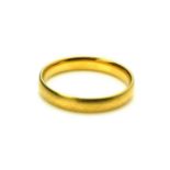 AN 18CT GOLD PLAIN WEDDING BAND Hallmarked Millennium Year 2000. (approx 5cm, size V) Condition: