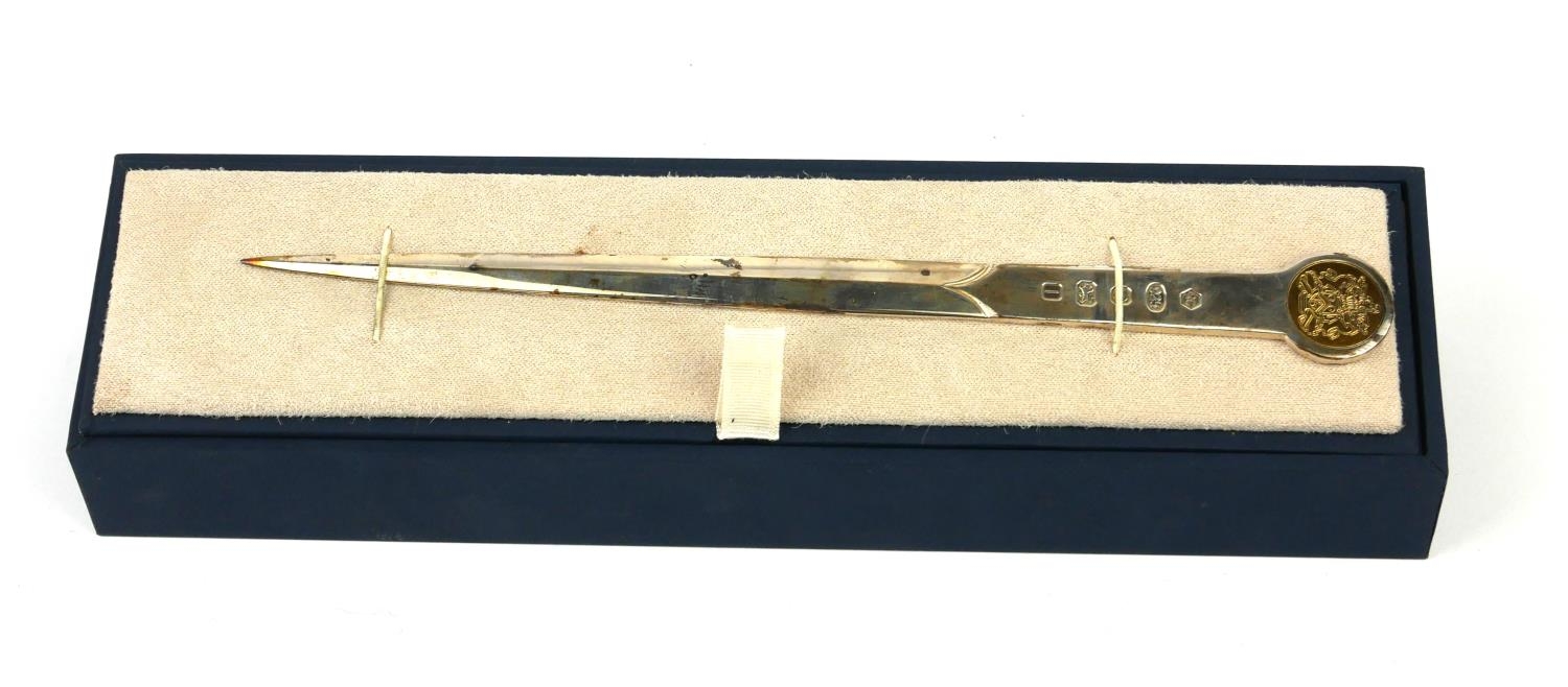 RICHARD JARVIS, SILVER GILT COMMEMORATIVE LETTER OPENER/PAPER KNIFE Having an embossed family - Image 3 of 9