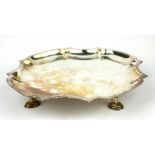 AN EDWARDIAN SILVER SCALLOPED EDGE SALVER Supported on four raised feet, hallmarked William