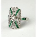 AN 18CT WHITE GOLD DIAMOND AND EMERALD RING, an arrangement of round cut diamonds set with