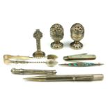 A COLLECTION OF EARLY 20TH CENTURY SILVER TRINKETS To include a silver and mother of pearl penknife,