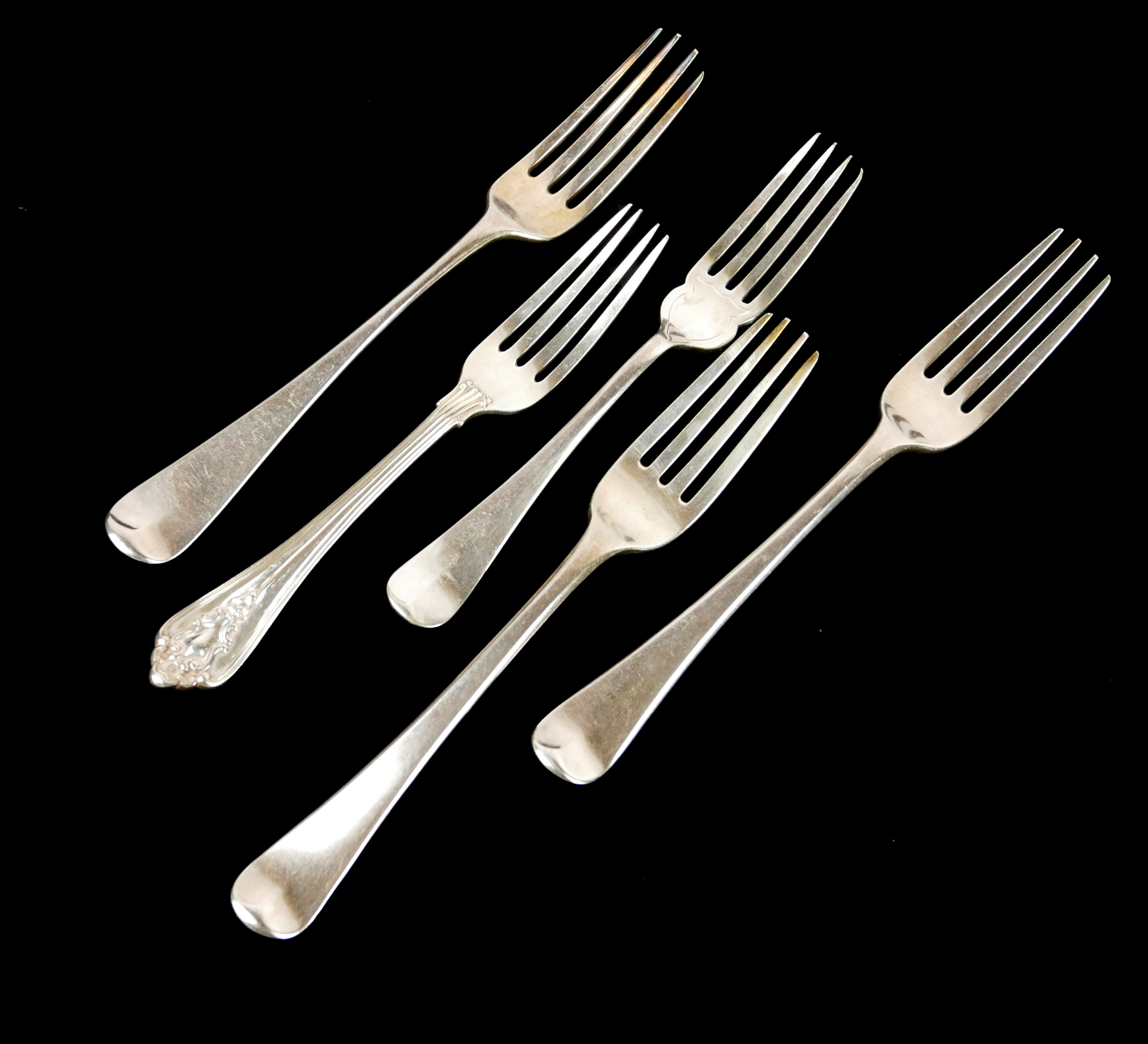 A COLLECTION OF GEORGIAN SILVER AND LATER DINNER FORKS Various patterns, to include a fiddle pattern