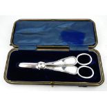 A PAIR OF EDWARDIAN SILVER GRAPE SCISSORS Heavy gauge with loop handles and engraved decoration,