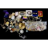 A COLLECTION OF VINTAGE COSTUME JEWELLERY To include diamanté clip, brooches, gilt metal jewellery