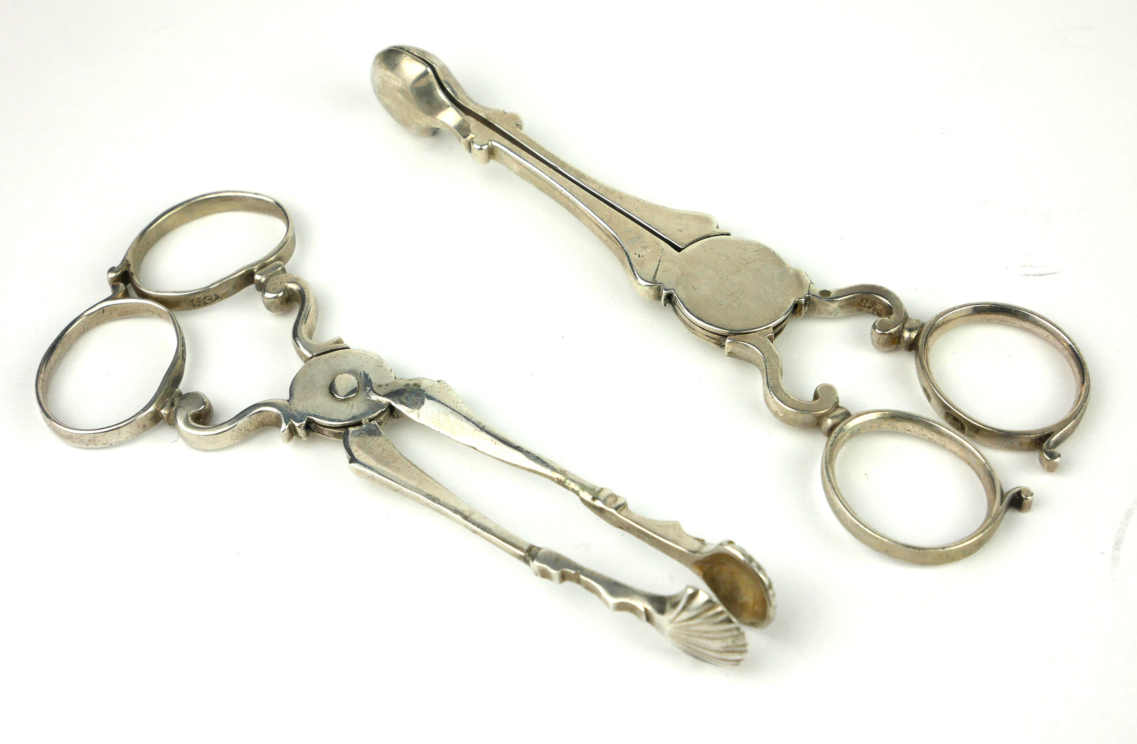 TWO PAIRS OF GEORGIAN SILVER SUGAR NIPS Having twin pierced holes and shell form bowls, indistinctly - Image 2 of 3