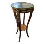 AN EARLY 20TH CENTURY FRENCH MAHOGANY GUERIDON With inset green marble top above three legs