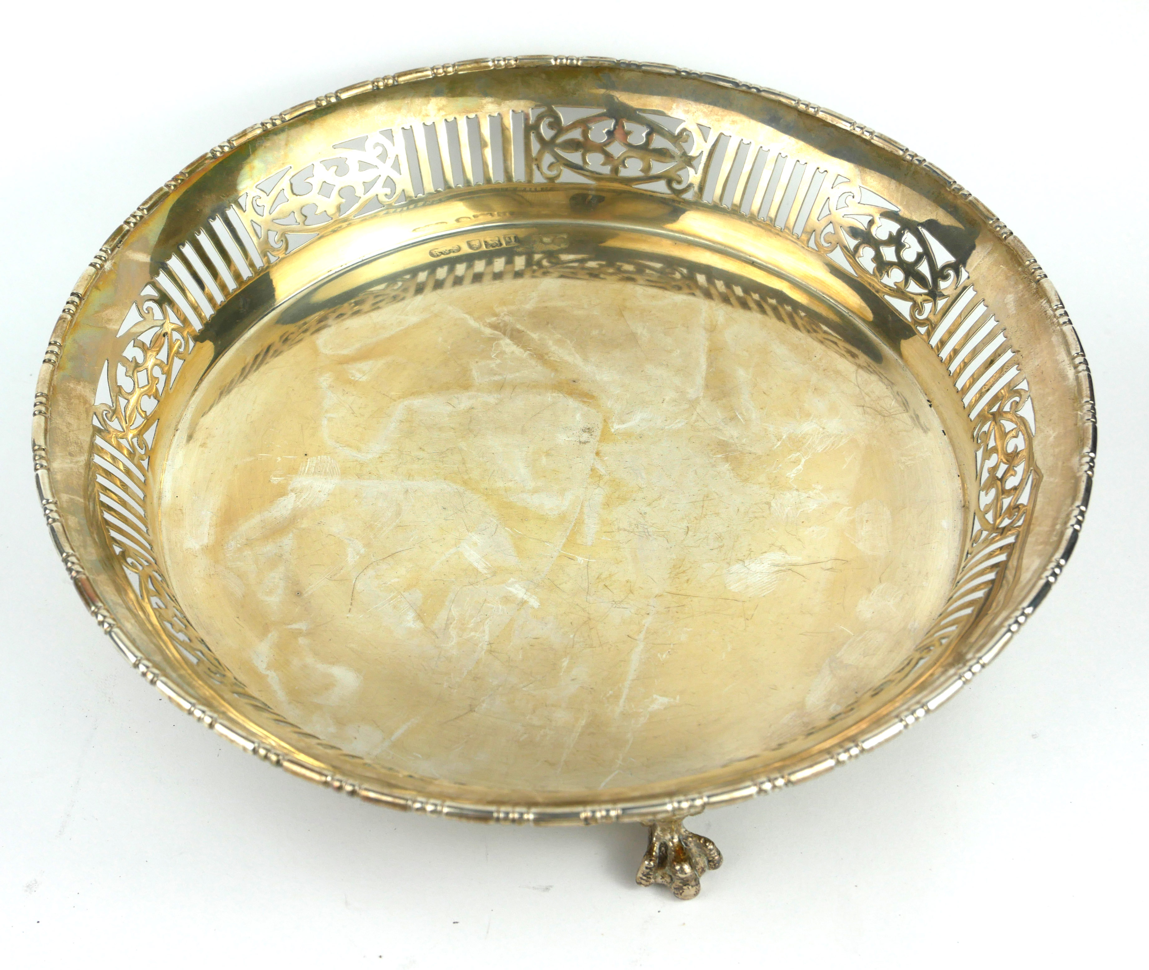 AN EDWARDIAN SILVER CIRCULAR SWEETMEAT BASKET With pierced gallery, on ball and claw feet,