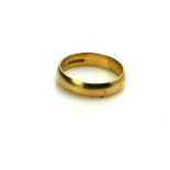 AN EARLY 20TH CENTURY PLAIN 18CT GOLD WEDDING RING. (approx 6g, size U)