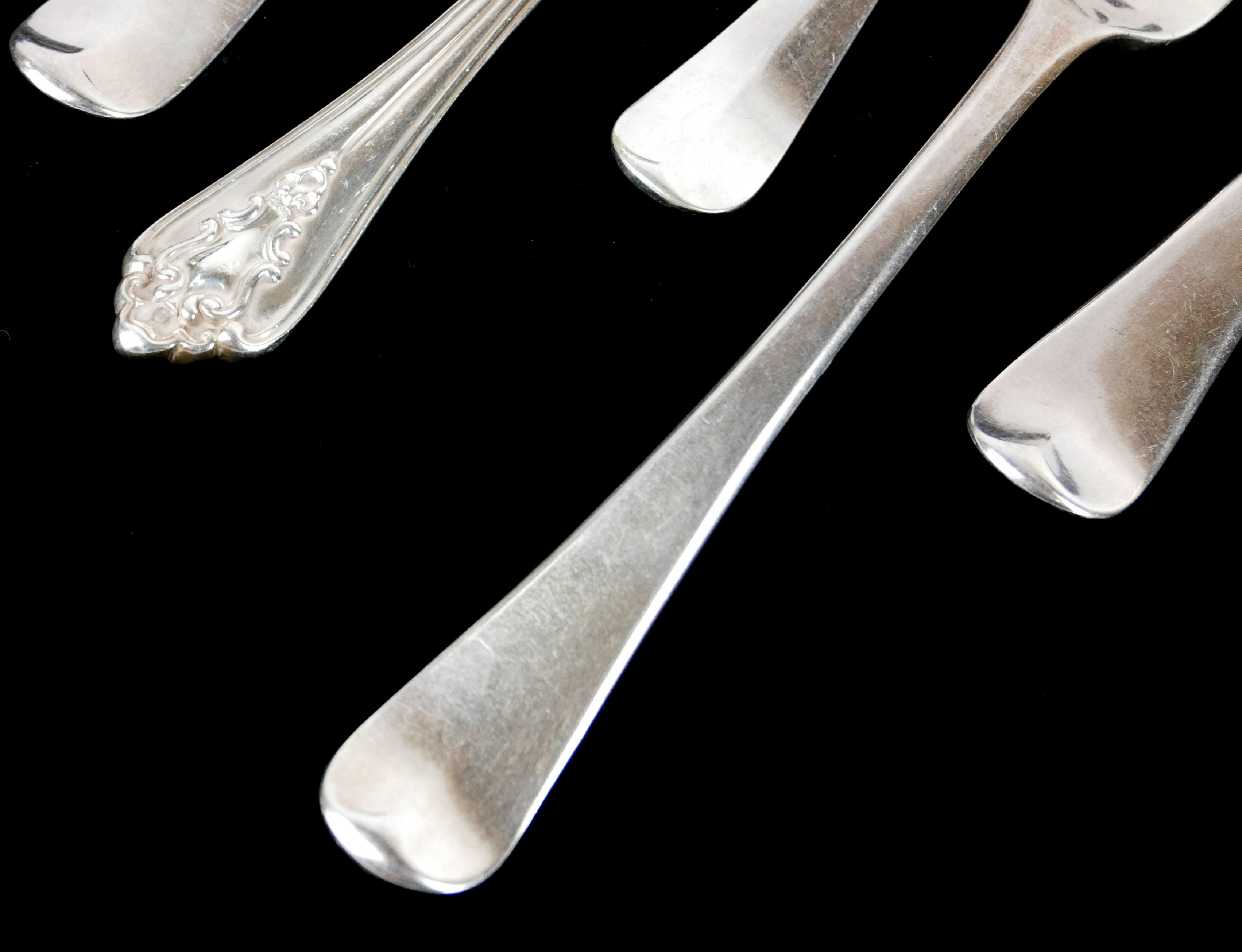 A COLLECTION OF GEORGIAN SILVER AND LATER DINNER FORKS Various patterns, to include a fiddle pattern - Image 2 of 2