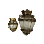 AN EARLY 20TH CENTURY GILT METAL WALL APPLIQUE/WALL LIGHT With a five section glass front panel,