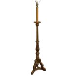 AN EARLY 20TH CENTURY GILTWOOD STANDARD LAMP With acanthus carved column, on three splayed legs on