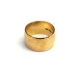 A VINTAGE PLAIN 9CT GOLD WEDDING BAND. (approx 8g, size Q/R) Condition: good