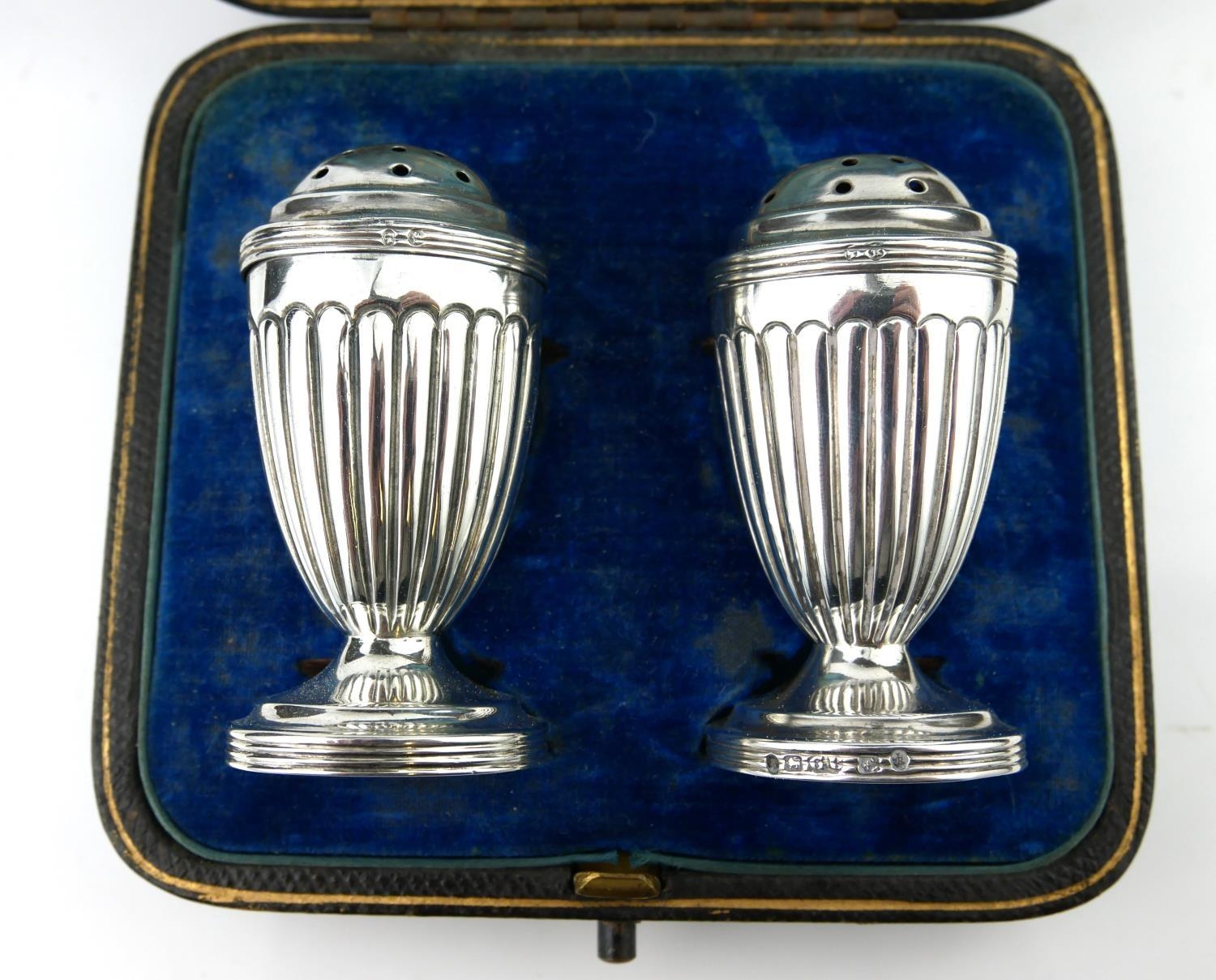 A PAIR OF VICTORIAN SILVER PEPPERETTES Having pierced dome tops and flutes to body, hallmarked - Bild 3 aus 3