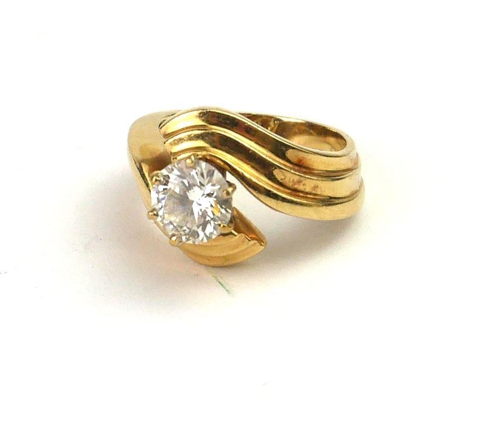 A 14CT GOLD AND DIAMOND SOLITAIRE RING, A single round cut diamond in a half twist mount. Size I,